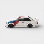 Vue de profil de la BMW M3 E30 blanche en briques ABS Speedbrick