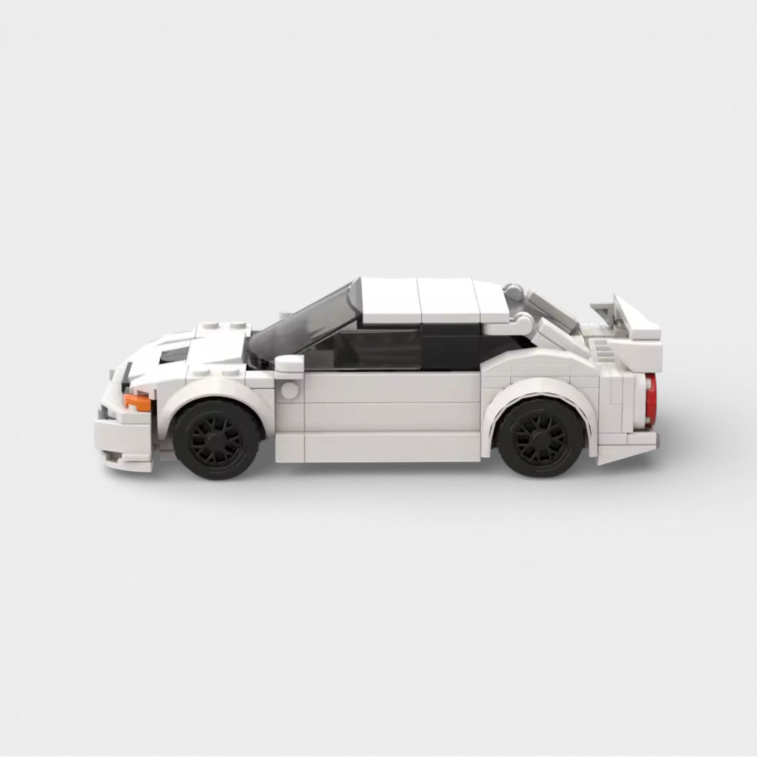 Vue de profil de la Mitsubishi Lancer Evo 5 en briques ABS à construire Speedbrick